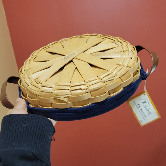 Taskets Renaissance Pie Caddy Basket w/Blue Liner and two Handles. - Picture 6 of 11